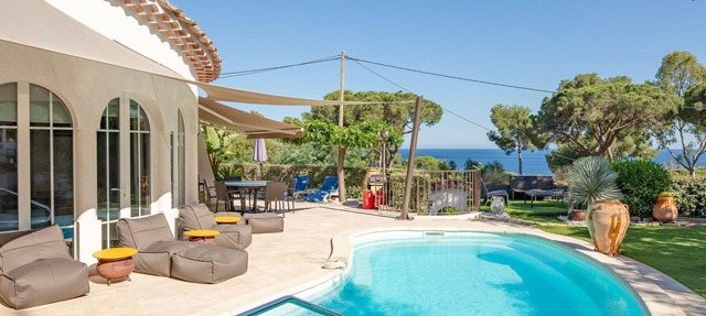 Stunning private villa for 6 guests with pool, A/C, WIFI, TV and terrace in La Garonnette-plage