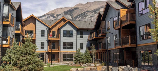 Stunning Views-Heated Pool-Hot tub-Fitness Center-5 mins to Canmore- Sparrowhawk in Dead Man's Flats
