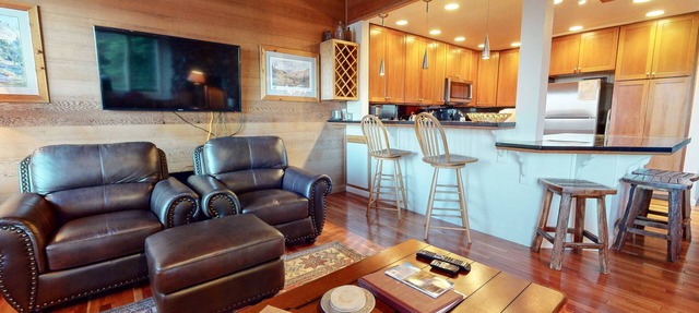 Stunning Views, Steps to Slopes, Private Jacuzzi, Washer/Dryer, 1-Car Garage in Mammoth Lakes