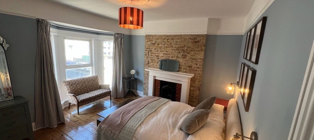 Stylish seaside townhouse | Sleeps 8 | 2 min to Beach | Sunny Garden & BBQ in Margate
