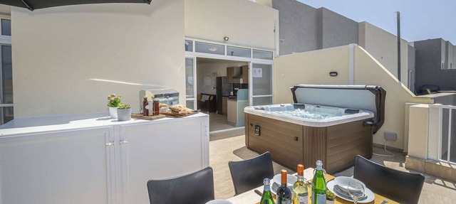 Summer Breeze penthouse with large outside terrace with private Hot Tub in Mellieha