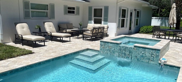 Sun drenched 3-bedroom house in central Vero Beach with new pool/hot tub in Vero Beach