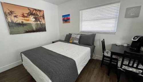 Sunny beach retreat with private bath, room and yard-3miles from Beach in Seminole