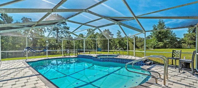 Sunny Homosassa Escape with Shared Pool and Yard in Homosassa