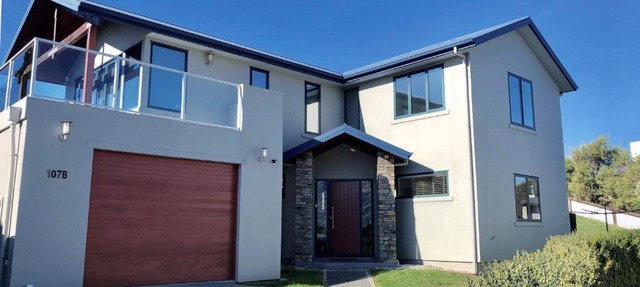 Sunny Lake and Mountain Views on Kings Drive in Wanaka