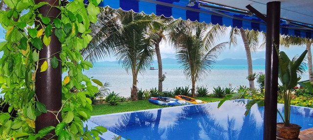 Superb Beachfront Villa with private Pool & Jacuzzi in tropical garden. in Ko Samui