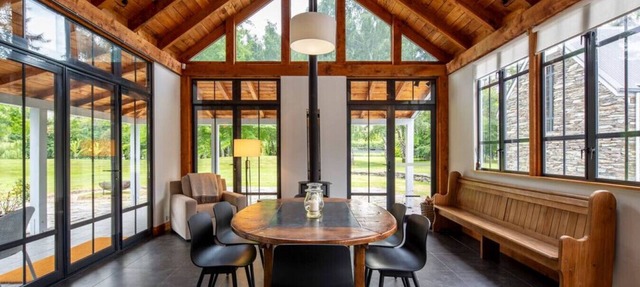 Taramea, family friendly home walking distance to Mora Wines in Lake Hayes