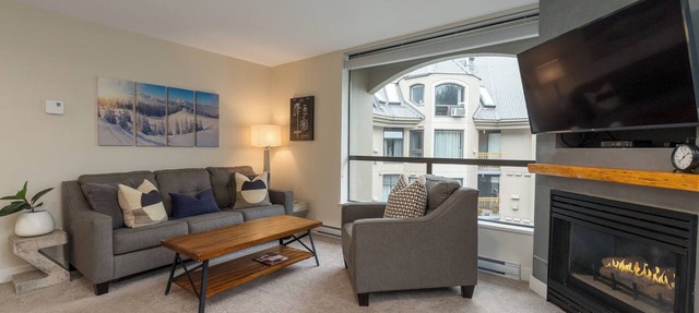 ❄︎The Big Mauna❄︎ Modern 1 BR - 2 min to ski in/out | Hot Tub & Pool | The Marquise in Whistler