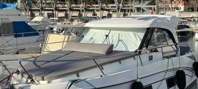 This boat accommodation features two separate bedrooms, a fully equipped kitchenette with a refrigerator and stovetop, and one bathroom. Towels and bed linen are provided for your stay.