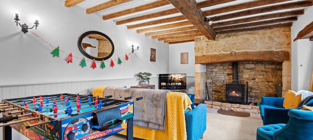 Traditional Cotswold escape with garden and fireplace in Temple Guiting