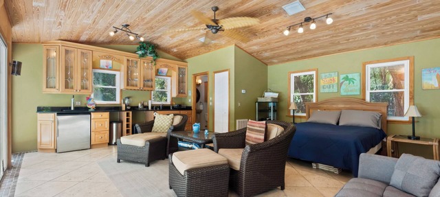 Tropical Oasis Pool House with full bath and full access to pool. in Stuart