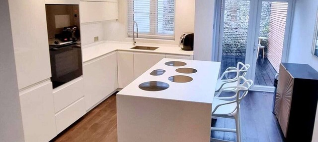 Two-Bedroom House with Private Bathroom in Brighton