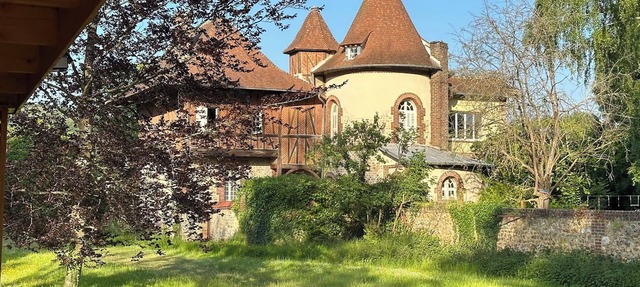 Unique. "Villa fleurie" on the Fontainecourt estate with artists' studios. in Glos-sur-Risle