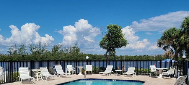 Very Nice, Clean Condo on Manasota Key! Close to Everything! in Englewood