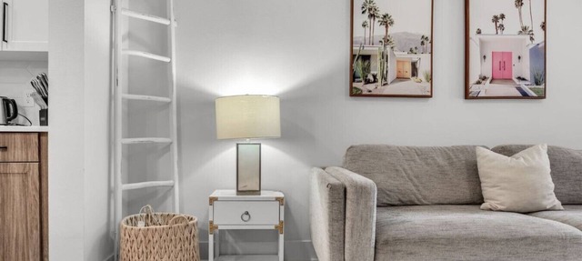 Vibrant 1-Bedroom Paradise: Pool & Gym Bliss in Apollo Beach