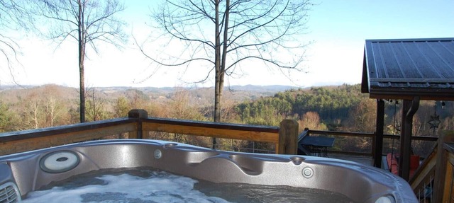'View & Far Between' Cozy Mountain Home w/hot tub in Ashe County