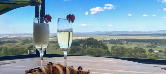 Villa 6 @ Bimbadeen Estate - Spa studio for 2 - Amazing views at every turn in Mount View