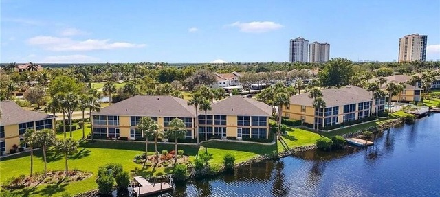 Waterfront Condo, 8 min drive to Marco Beaches in Naples