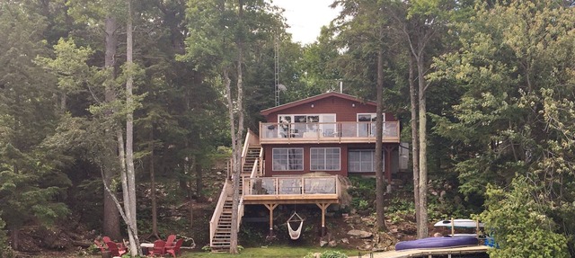 Waterfront Cottage on the Lake with Game Room & Sunroom in Lakefield