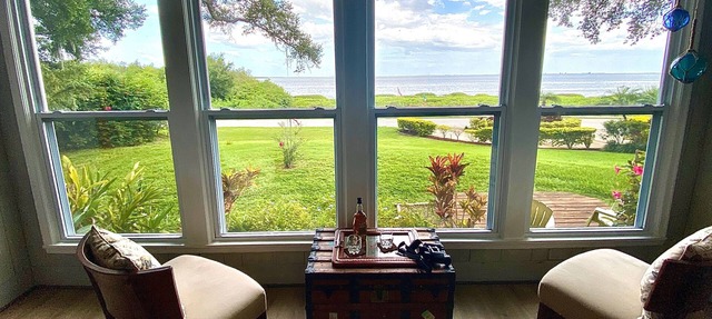 Waterfront harbor cottage, walking distance to downtown, near to beaches & more! in Safety Harbor
