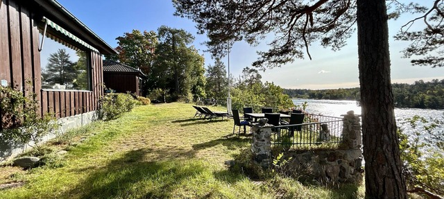 Waterfront villa in Långstrandsudd: Panoramic views, private sauna, and dock in Stockholm