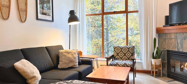 Whistler Village | 2BR/2BA Condo | Hot Tub + Pool | Walk to Lifts | FREE Parking in Whistler