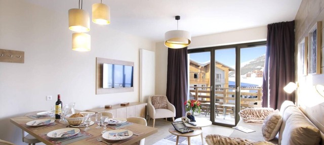 Wifi, 50m from ski slopes, fitness, swimming pool, sauna, hammam, balcony, parking, tv, ski locker in L'Alpe d'Huez