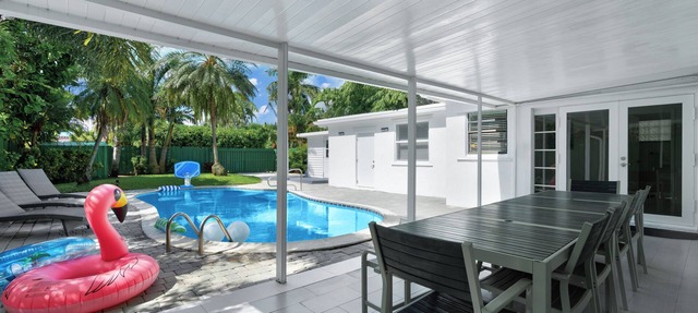 Your home in South Florida 4 bedrooms/3 full bath minutes from Hollywood beaches in Hollywood