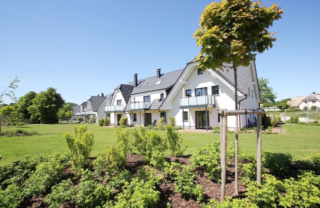 Beachfront vacation rental with a balcony, access to the pool and sauna - Rex Rugia in Mönchgut OT Lobbe