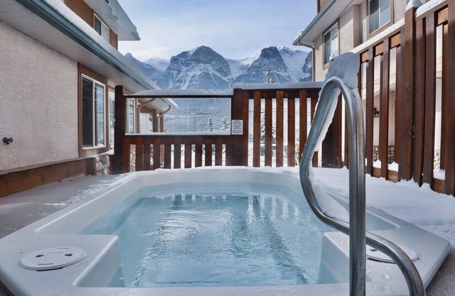 Fire Pit & Hot Tub Minutes Banff National Park in Harvie Heights