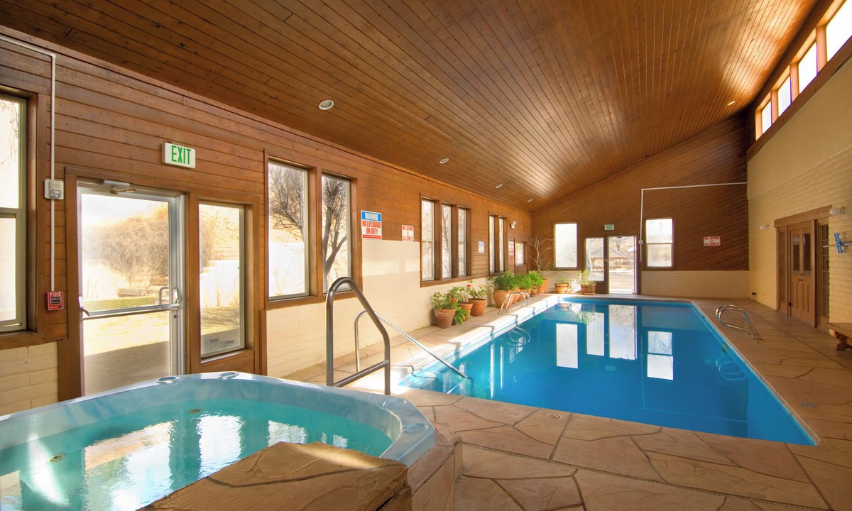 Northeast Santa Fe Hotel | Fort Marcy 75 | Walk to Plaza | Fireplace | Kitchen | Hot Tub | Pool | End Unit | Single Level
