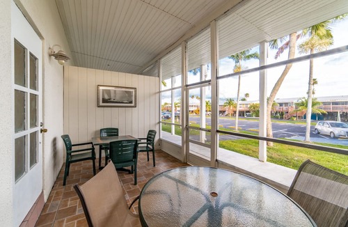 Everglades City Hotel | Captain's Table Hotel