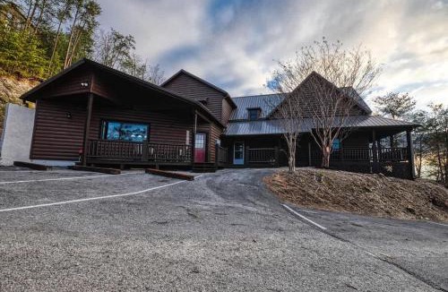Pigeon Forge Ski Chalet | Tanner Manor Lodge