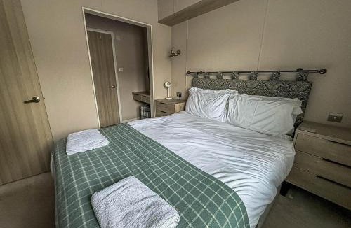 Corton Ski Chalet | Beautiful Lodge With Decking At Azure Seas In Suffolk, Sleeps 6 Ref 32217Og