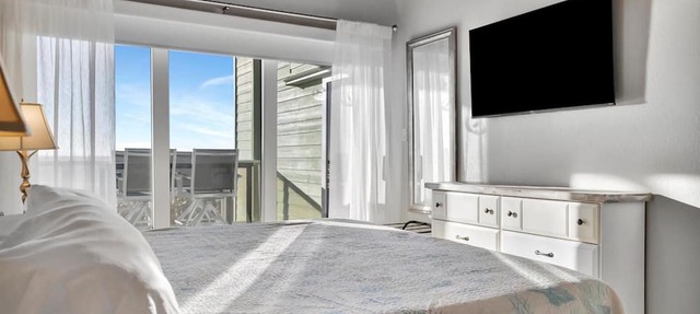 Beachfront Ocean Views Balcony Condo Sleeps 8 in Indian Shores