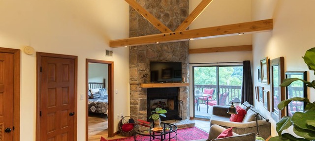 Comfortable, classy condo with view of Mt. LeConte. in Gatlinburg