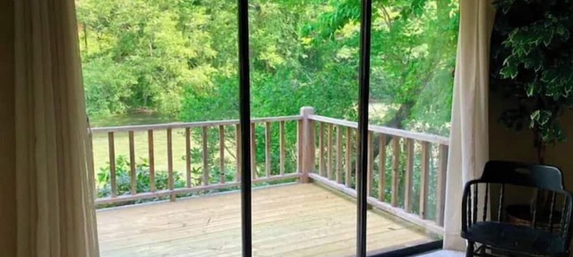 River’s Edge Retreat: Amazing Views, Screen Porch, Decks, Grill, Fish, One Floor in Hayesville