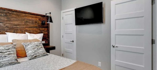 Skyline Stay - Near Downtown & Zoo+ Garage+Rooftop in Omaha