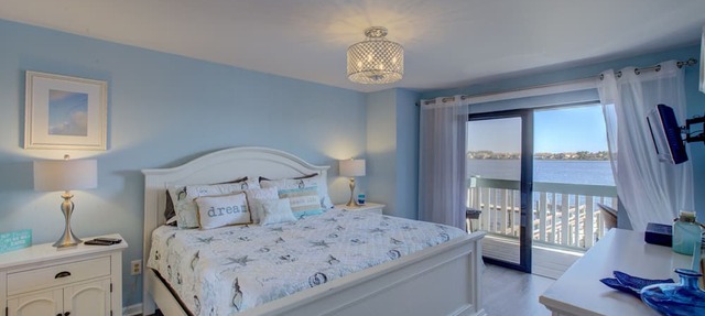 Anna Maria Island Retreat-Beach One Minute Walk-Heated Pool-Free Wi-Fi-Dock-Surr in Bradenton Beach