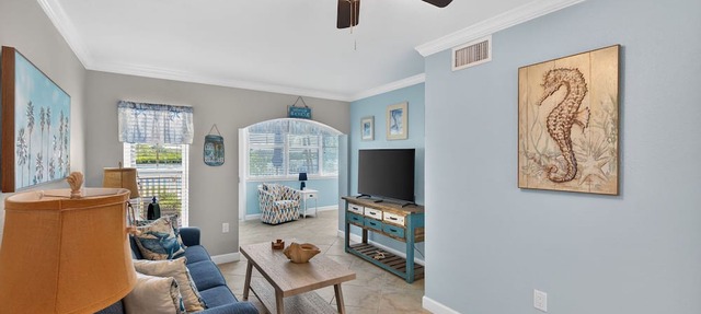 FIRST FLOOR! DIRECT"WATERFRONT" Newly Renovated! Walk to Beach! King Bed in Indian Shores