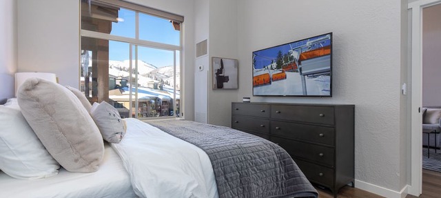 Ski In/Out 2BD Top floor W/Amazing Views in Park City