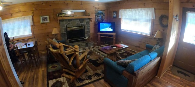 Riverfront Log Cabin 1 1/2 Mile From The Entrance Of The GSM National Park in Townsend