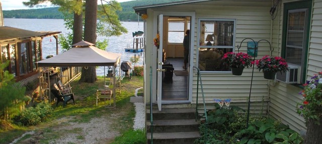 Lake Front Cottage with great beach and swimming. Afternoon sun, great sunsets. in Salisbury