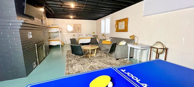 ALLEGAN FIELDS Sleeps 24, Pool, HotTub, Fireplace, Fire Pit, PingPong, Billiards in Fennville