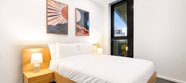 Modern City Views Escape with Gym Access in Southbank