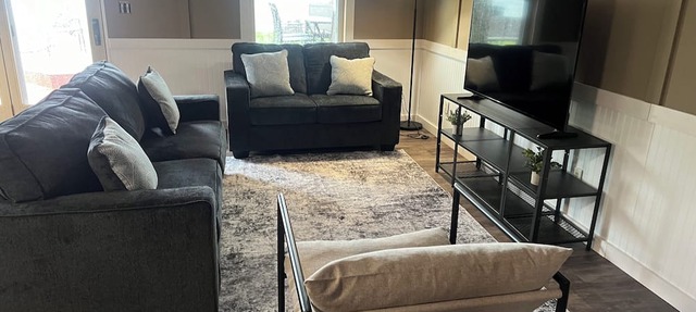 3b 2ba +loft Lakefront escape with level lot and hot tub! Pontoon available in Sturgeon Lake