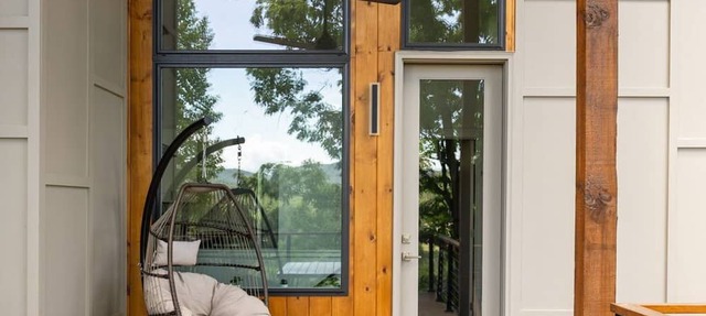 Paradise View is a 4BR/3BA retreat for 8 in the N Georgia mountains, featuring panoramic views, a cozy screened patio, hammock, firepit, game room, and chef’s kitchen. Dog-friendly and perfect for holiday gatherings, winter escapes, and festive stay. in Young Harris