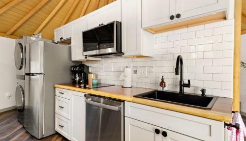 Luna Luxury Yurt-Cabin - Canyon Lake - Hot Tub in Canyon Lake