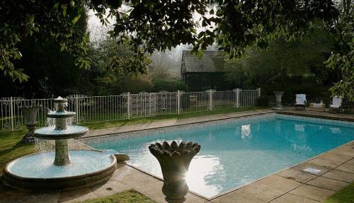 Pye Corner a Cotswold Manor with seasonal outdoor heated pool in Broadway