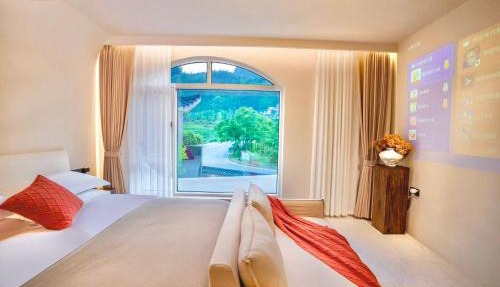 Book NOW & Chat, Wake in Mountain,Free Shuttle,Aside National Park, Combo Stay in Tianmen city center, English Speaking Assistant